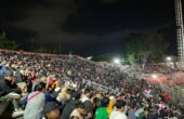 Ribuan Masyarakat yang ikut nobar Timnas Indonesia U-23 di Gelora 10 November Surabaya, Kamis (2/5/2024). Foto: Firman magang suarasurabaya.net