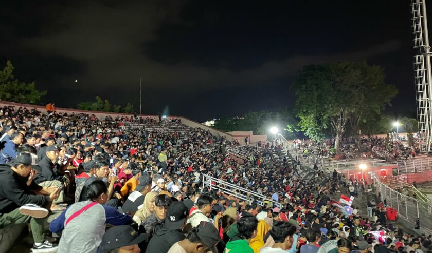 Ribuan Masyarakat yang ikut nobar Timnas Indonesia U-23 di Gelora 10 November Surabaya, Kamis (2/5/2024). Foto: Firman magang suarasurabaya.net