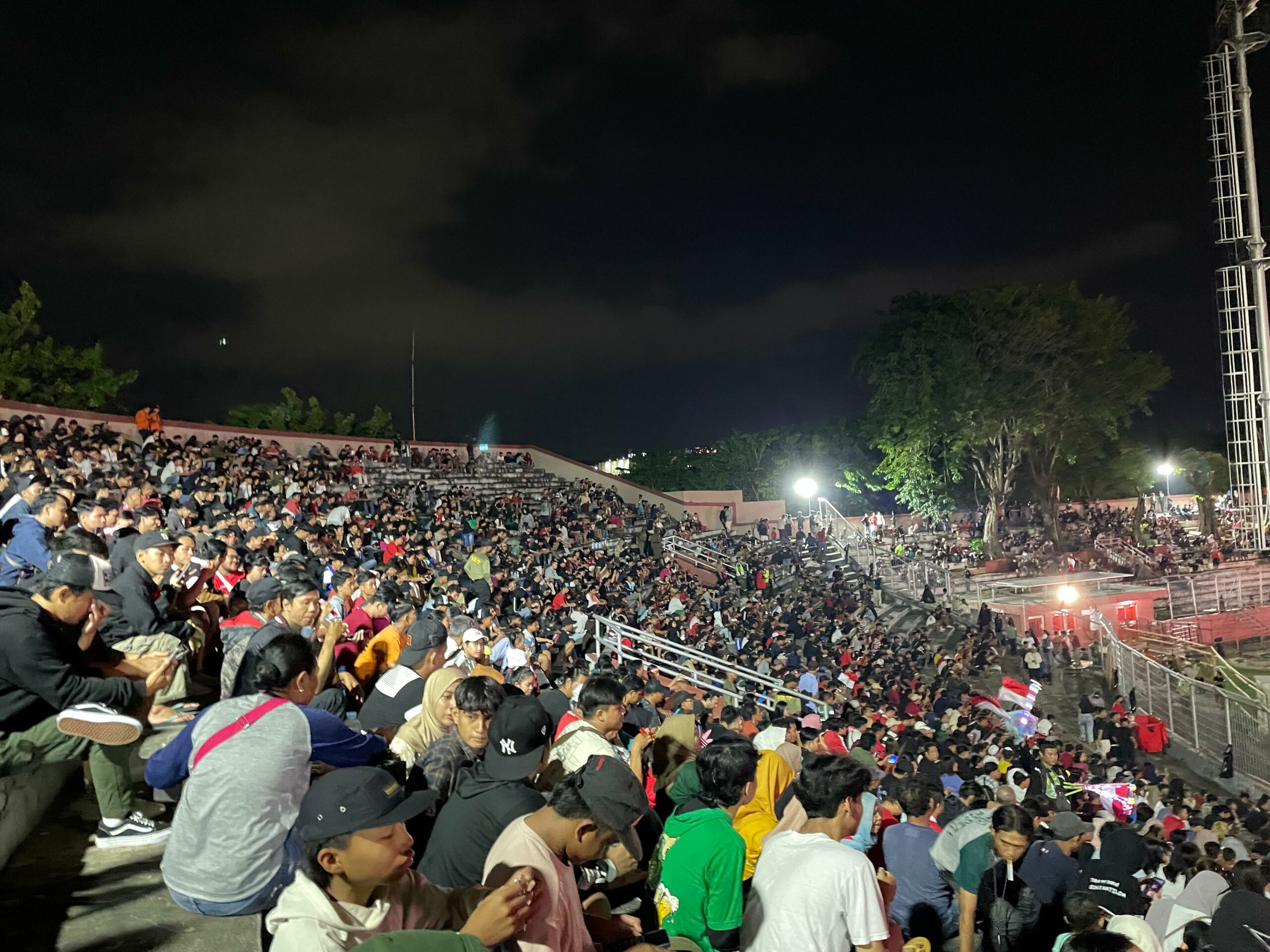 Ribuan Masyarakat yang ikut nobar Timnas Indonesia U-23 di Gelora 10 November Surabaya, Kamis (2/5/2024). Foto: Firman magang suarasurabaya.net