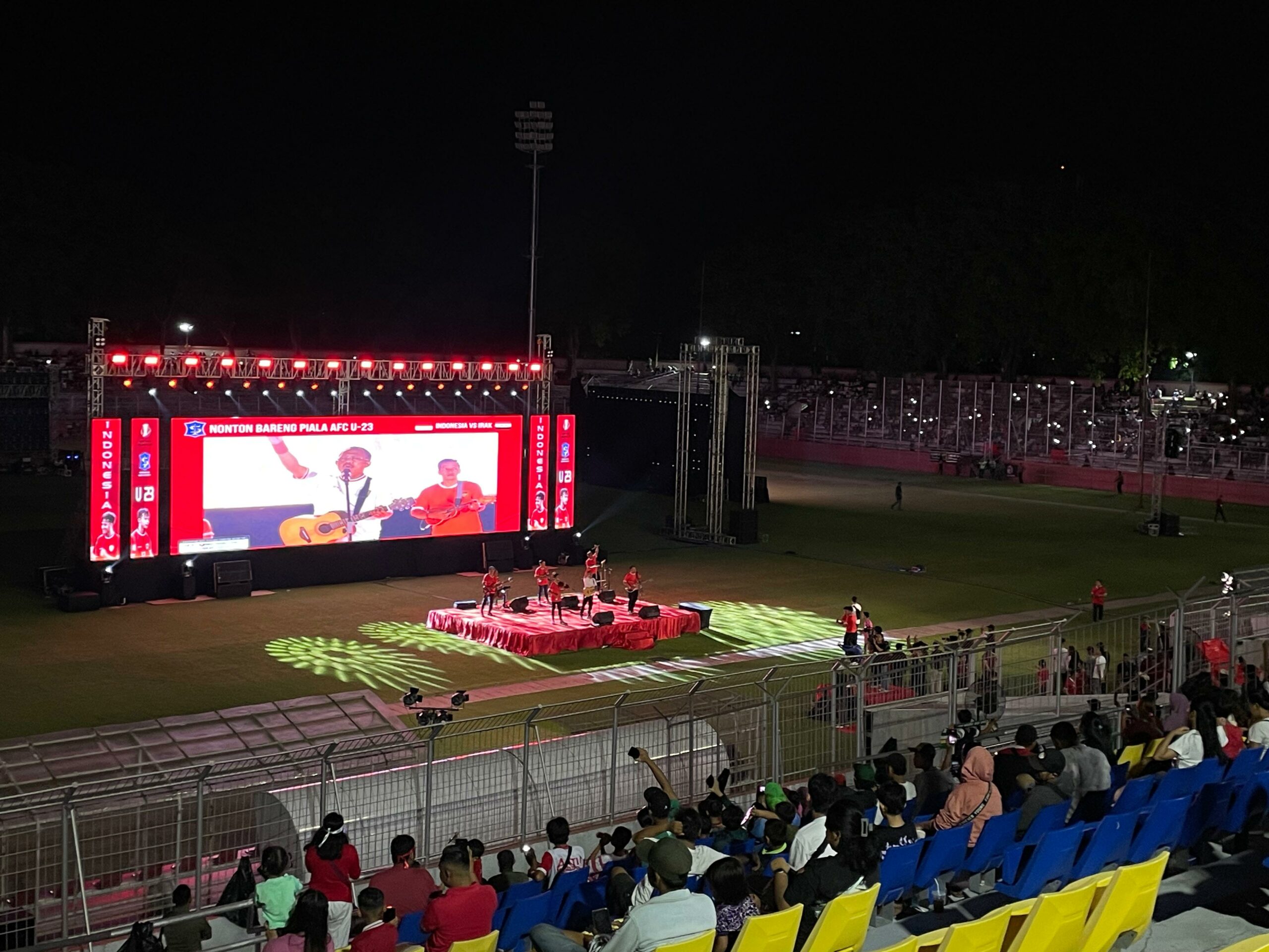 Petahana Armuji Wakil Wali Kota Surabaya saat menyanyikan lagu Indonesia Pusaka dalam acara nobar Timnas Indonesia U-23 di Gelora 10 November Surabaya, Kamis (2/5/2024). Foto: Firman magang suarasurabaya.net.