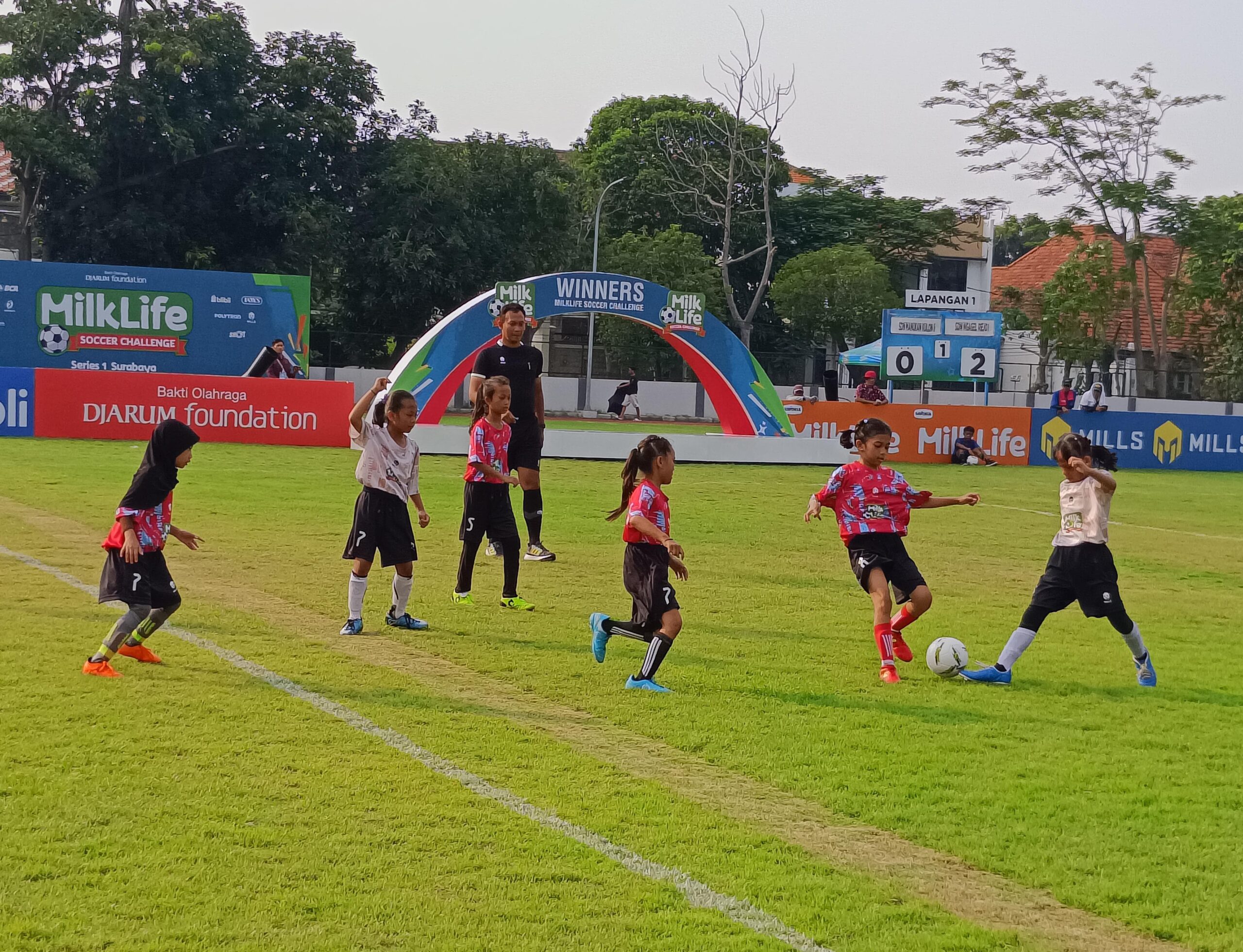 Perebutan bola di tengah Lapangan Marinir Bogowonto, Surabaya, dalam Soccer Challenge Surabaya Series 1, Minggu (5/5/2024). Foto: Risky suarasurabaya.net
