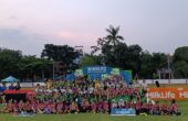 Para juara 1 dan 2 kategori U-12 dan U-10 dalam Soccer Challenge Surabaya Series 1 saat foto bersama di Lapangan Marinir Bogowonto, Surabaya, Minggu (5/5/2024). Foto: Risky suarasurabaya.net