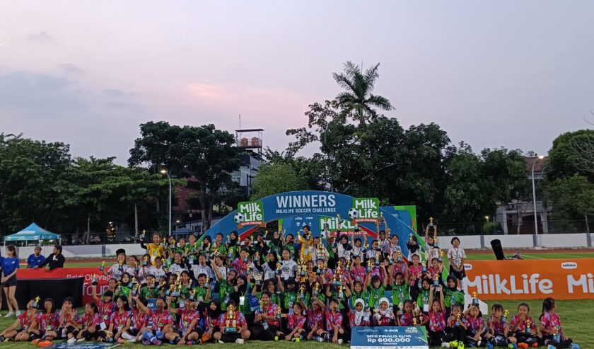 Para juara 1 dan 2 kategori U-12 dan U-10 dalam Soccer Challenge Surabaya Series 1 saat foto bersama di Lapangan Marinir Bogowonto, Surabaya, Minggu (5/5/2024). Foto: Risky suarasurabaya.net
