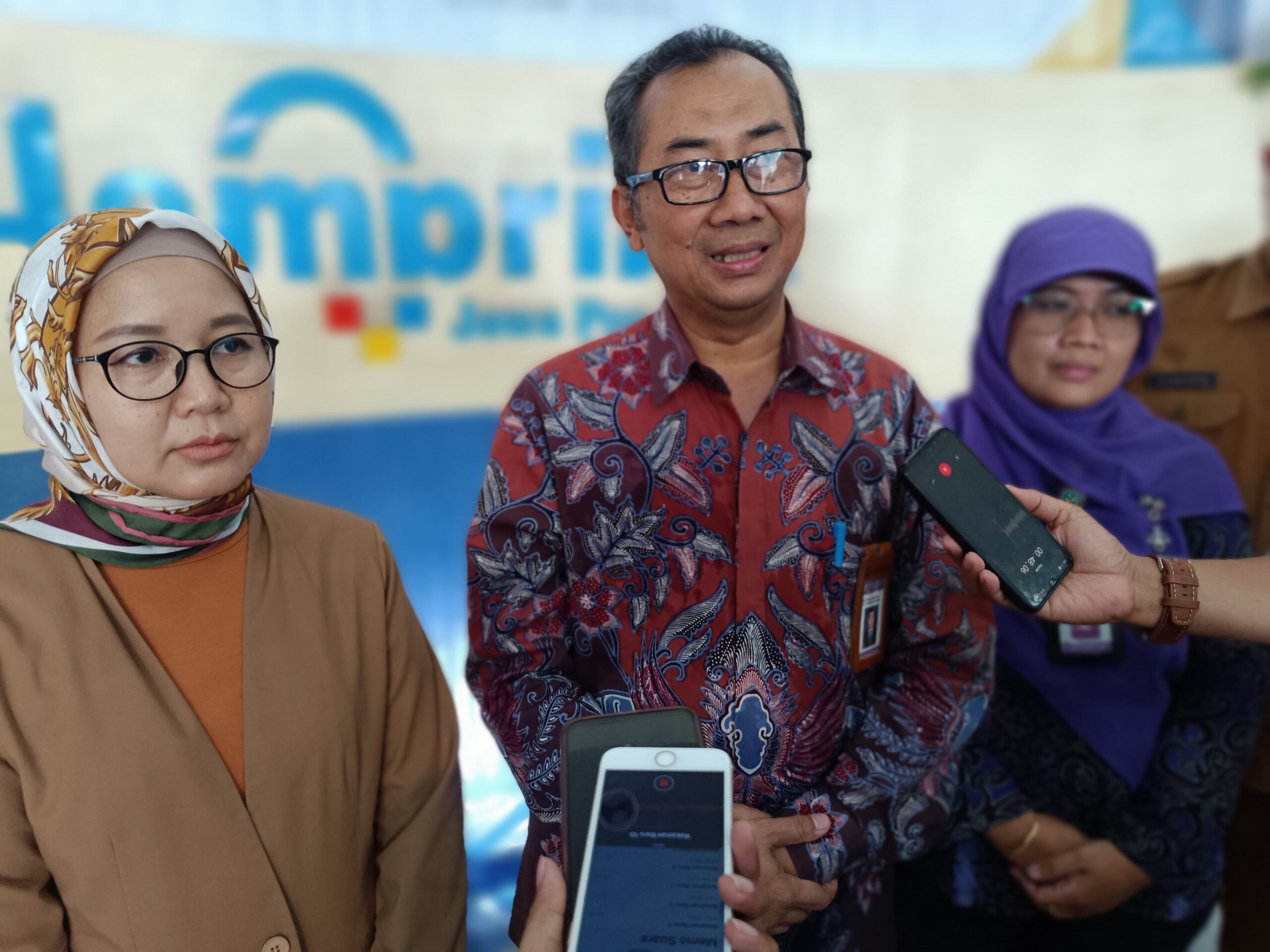 Imam Budi Hutomo Kepala Pusat Pengembangan dan Perlindungan Bahasa dan Sastra saat memberi keterangan kepada awak media bersama Sri Mulat Chichi Direktur Temprina Media Grafika di Wringinanom, Gresik, Senin (6/5/2024). Foto: Risky suarasurabaya.net