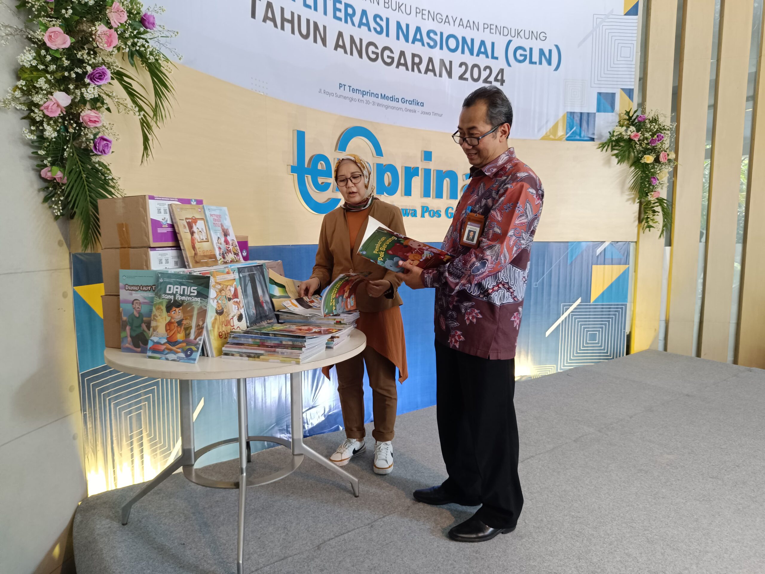 Imam Budi Hutomo Kepala Pusat Pengembangan dan Perlindungan Bahasa dan Sastra mengecek beberapa buku di Wringinanom, Gresik, Senin (6/5/2024). Foto: Risky suarasurabaya.net