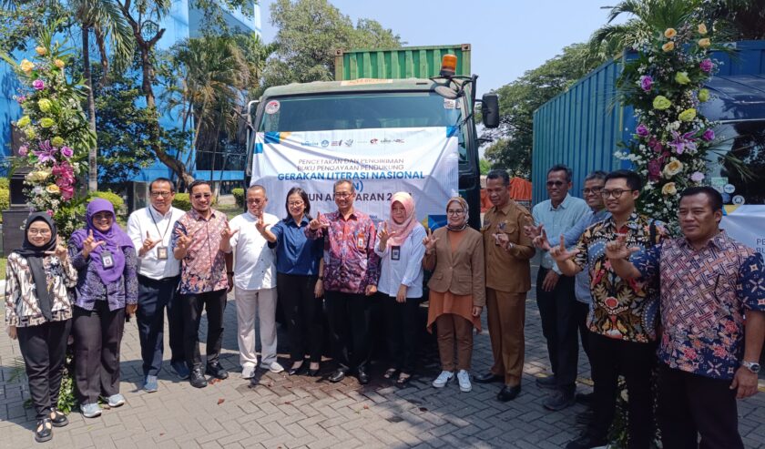 Seremoni jelang pemberangkatan truk Gerakan Literasi Nasional (GLN) untuk pendistribusian buku ke sekolah-sekolah di berbagai Provinsi, Wringinanom, Gresik, Senin (6/5/2024). Foto: Risky suarasurabaya.net