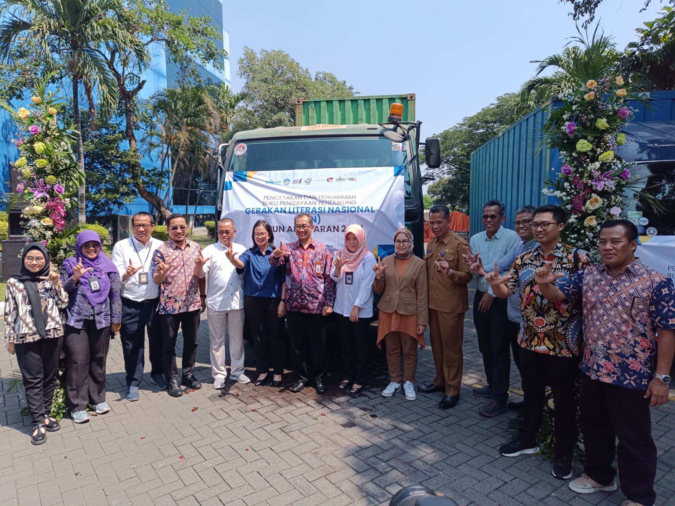 Seremoni jelang pemberangkatan truk Gerakan Literasi Nasional (GLN) untuk pendistribusian buku ke sekolah-sekolah di berbagai Provinsi, Wringinanom, Gresik, Senin (6/5/2024). Foto: Risky suarasurabaya.net