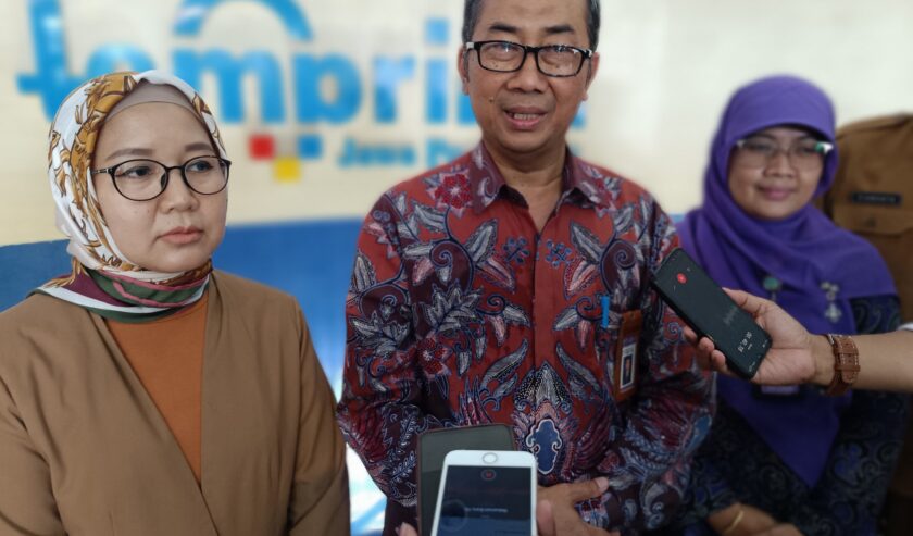 Imam Budi Hutomo (tengah) Kepala Pusat Pengembangan dan Perlindungan Bahasa dan Sastra, Kementerian Pendidikan, Kebudayaan, Riset dan Teknologi (Kemendikbudristek) saat bedara di tempat percetakan buku di Wringinanom, Gresik, Senin (6/5/2024). Foto: Risky suarasurabaya.net