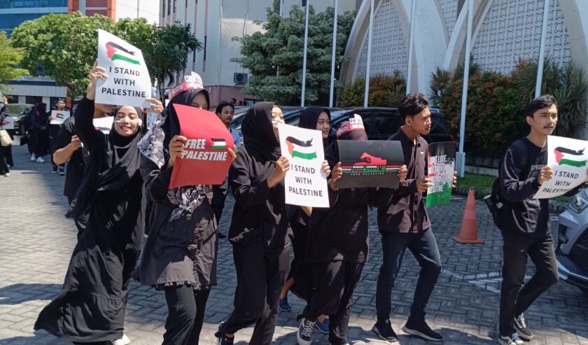Mahasiswa Universitas Muhammadiyah (UM) Surabaya melangsungkan akai bela Palestina di halaman At-Tauhid Tower UM Surabaya, Selasa (7/5/2024). Foto: Risky suarasurabaya.net