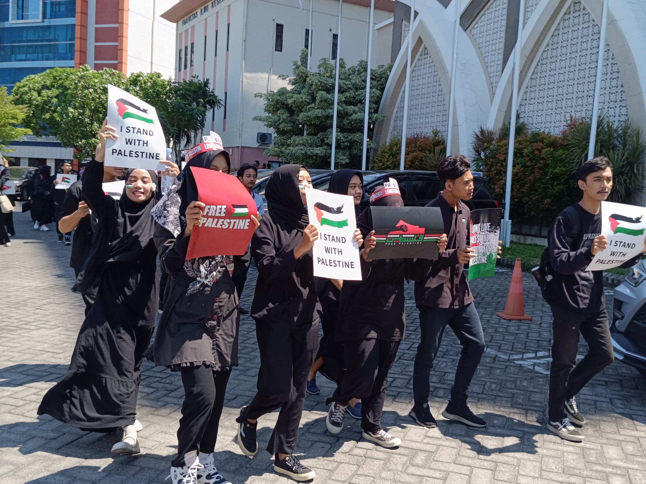 Mahasiswa Universitas Muhammadiyah (UM) Surabaya melangsungkan akai bela Palestina di halaman At-Tauhid Tower UM Surabaya, Selasa (7/5/2024). Foto: Risky suarasurabaya.net