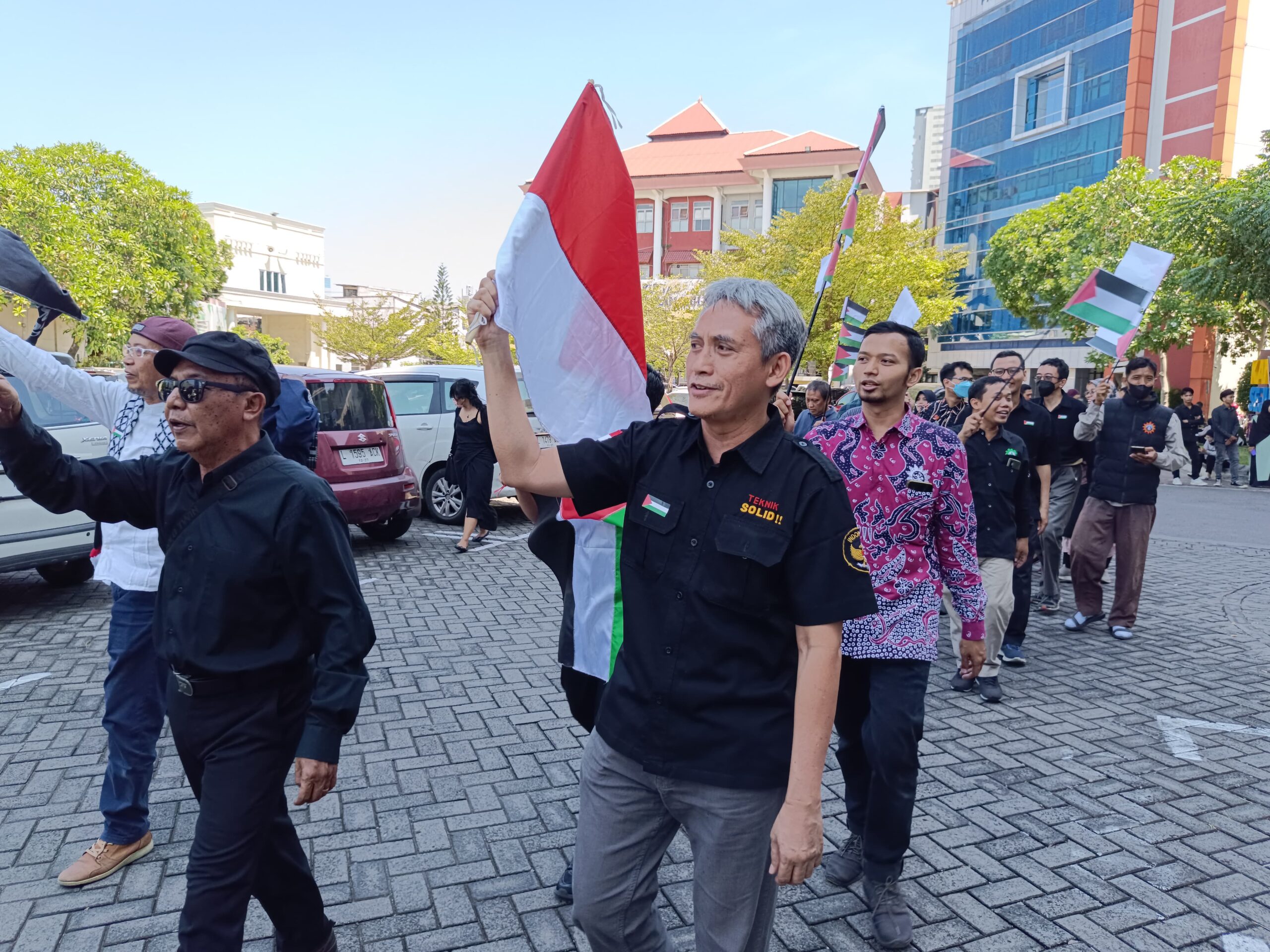 Para dosen UM Surabaya saat melakukan aksi bela Palestina, Selasa (7/5/2024). Foto: Risky suarasurabaya.net
