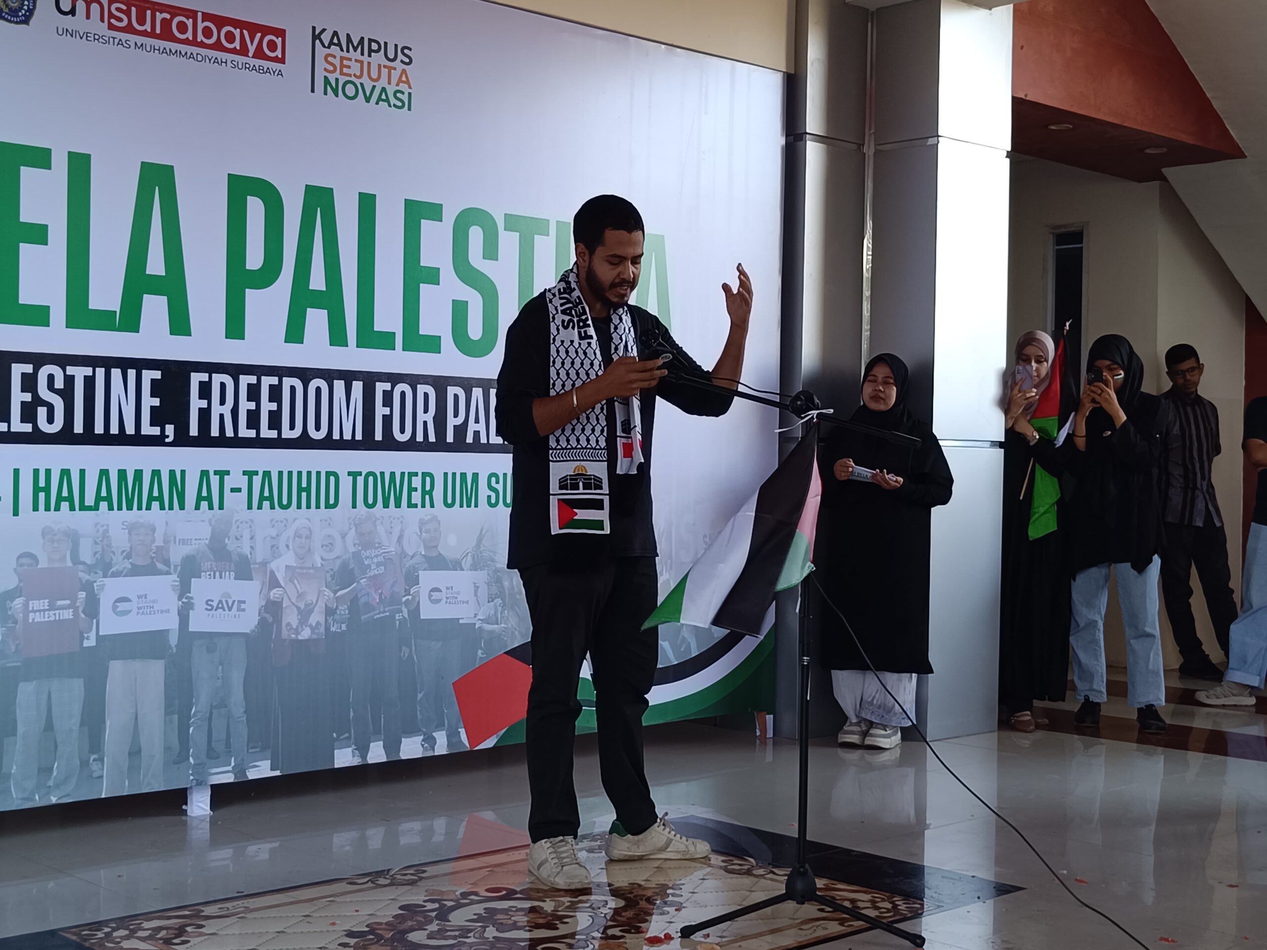 Salah satu mahasiswa UM Surabaya saat membacakan puisi bela Palestina di halaman At-Tauhid Tower UM Surabaya, Selasa (7/5/2024). Foto: Risky suarasurabaya.net