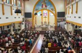 Seribuan jemaat khidmat menjalankan ibadah Misa Kenaikan Yesus Kristus di Gereja Katolik Kristus Raja Surabaya, Kamis (9/5/2024). Foto: Meilita suarasurabaya.net