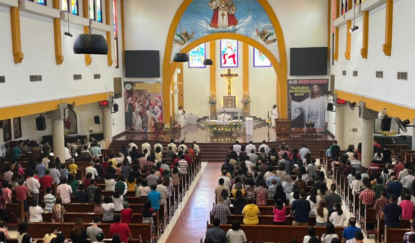 Seribuan jemaat khidmat menjalankan ibadah Misa Kenaikan Yesus Kristus di Gereja Katolik Kristus Raja Surabaya, Kamis (9/5/2024). Foto: Meilita suarasurabaya.net
