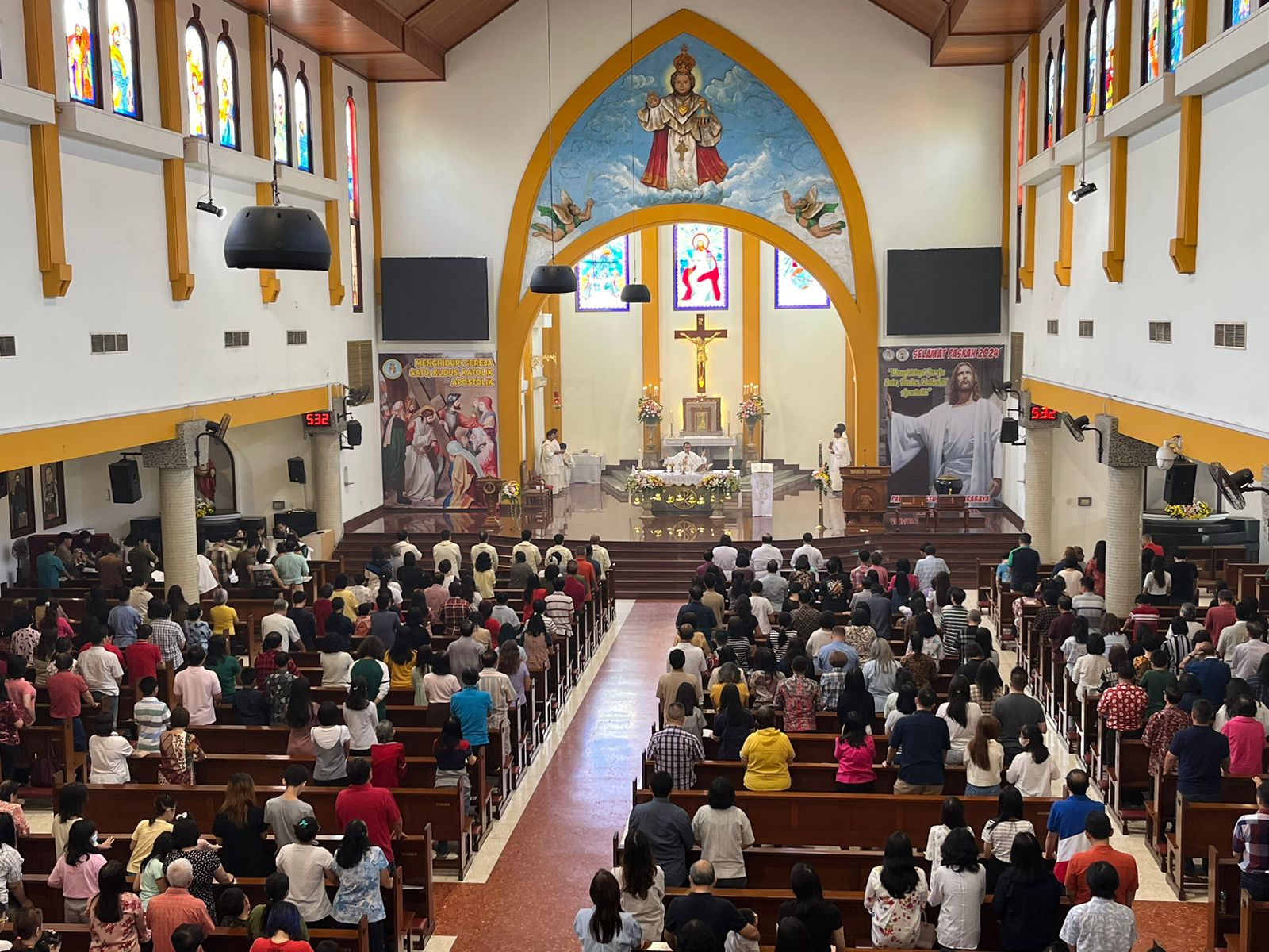 Seribuan jemaat khidmat menjalankan ibadah Misa Kenaikan Yesus Kristus di Gereja Katolik Kristus Raja Surabaya, Kamis (9/5/2024). Foto: Meilita suarasurabaya.net