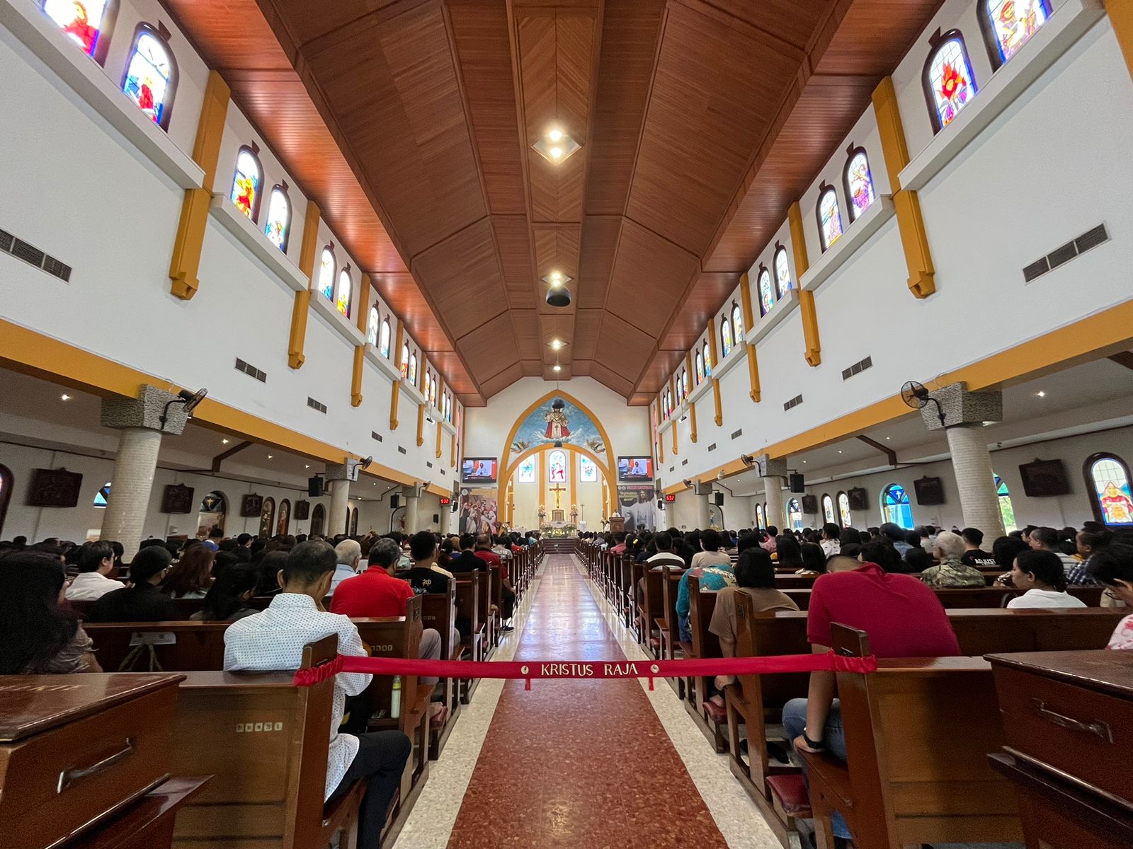 Suasana misa kenaikan Isa Almasih di Gereja Katolik Kristus Raja Surabaya, Kamis (9/5/2024). Foto: Meilita suarasurabaya.net