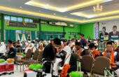 Ratusan jemaah haji Embarkasi Surabaya menunggu antrean pemeriksaan kesehatan di Hall Mina Asrama Haji Surabaya, Sabtu (11/5/2024). Foto: Meilita suarasurabaya.net