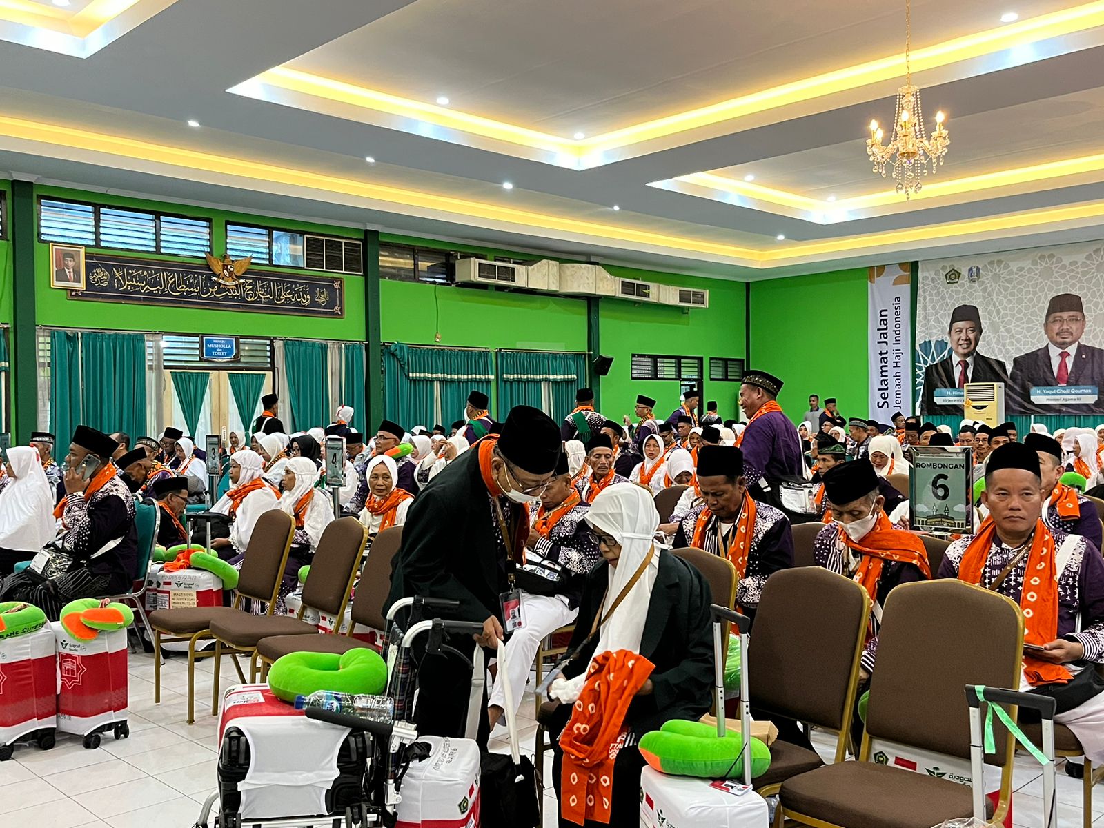 Ratusan jemaah haji Embarkasi Surabaya menunggu antrean pemeriksaan kesehatan di Hall Mina Asrama Haji Surabaya, Sabtu (11/5/2024). Foto: Meilita suarasurabaya.net