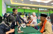 Jemaah haji kloter satu bergantian cek kesehatan usai tiba di Hall Mina Asrama Haji Surabaya, Sabtu (11/5/2024). Foto: Meilita suarasurabaya.net