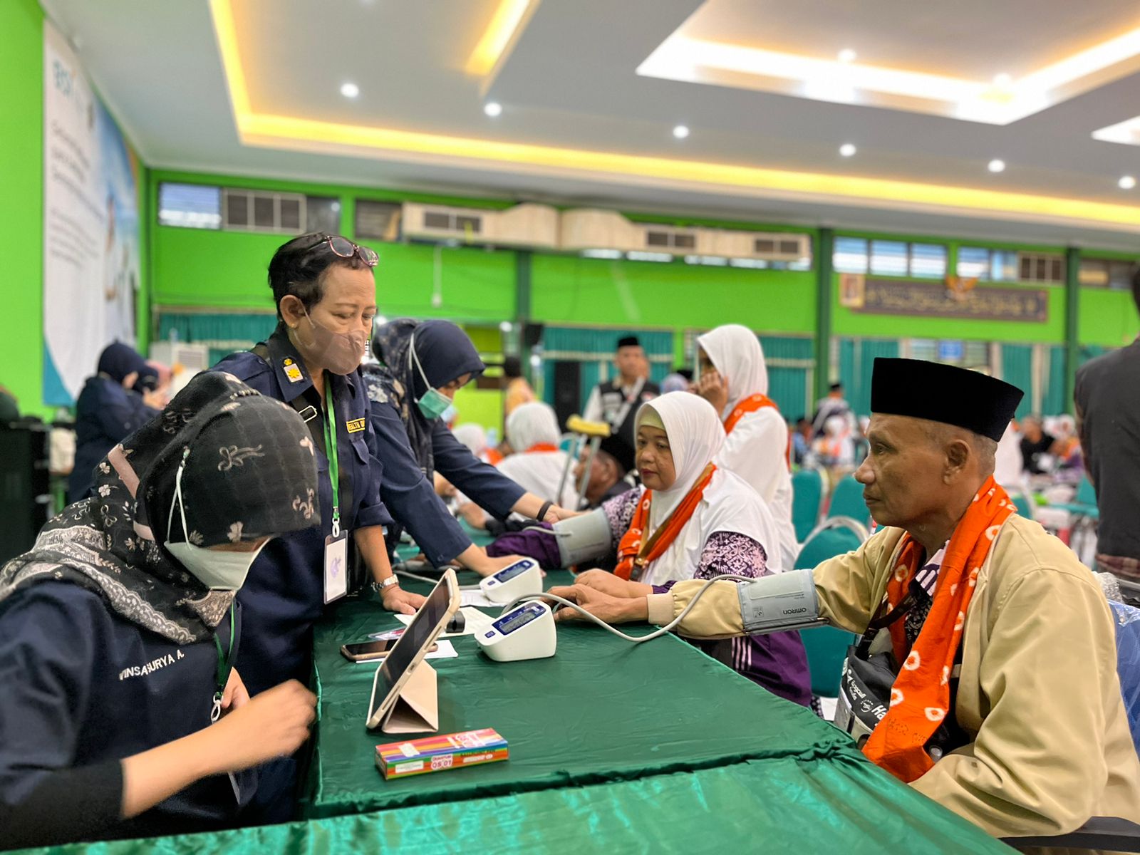 Jemaah haji kloter satu bergantian cek kesehatan usai tiba di Hall Mina Asrama Haji Surabaya, Sabtu (11/5/2024). Foto: Meilita suarasurabaya.net