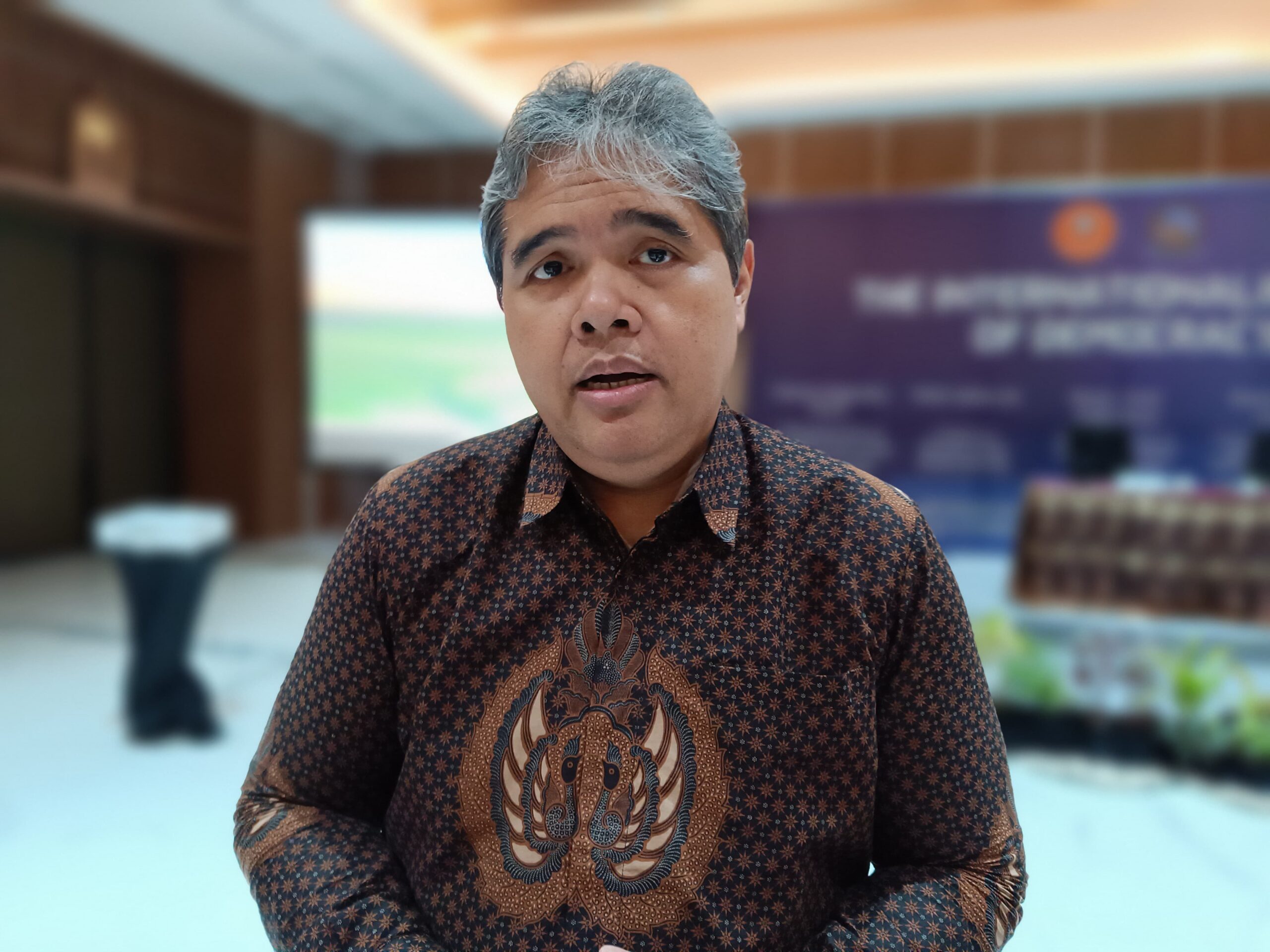 Yanuar Nugroho Dosen Sekolah Tinggi Filsafat (STF) Driyarkara Jakarta saat berada di Widya Mandala Hall Pakuwon City, Universitas Katolik Widya Mandala Surabaya (UKWMS) Jumat (10/5/202) malam. Foto: Risky suarasurabaya.net