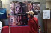 Salah satu pengunjung saat melihat beberapa pameran poster hasil Festival Film Sacra Cinema di Galera Sacra Cinema Gereja Katolik Hati Kudus Yesus (HKY) Katedral Surabaya, Sabtu (11/5/2024). Foto: Risky suarasurabaya.net