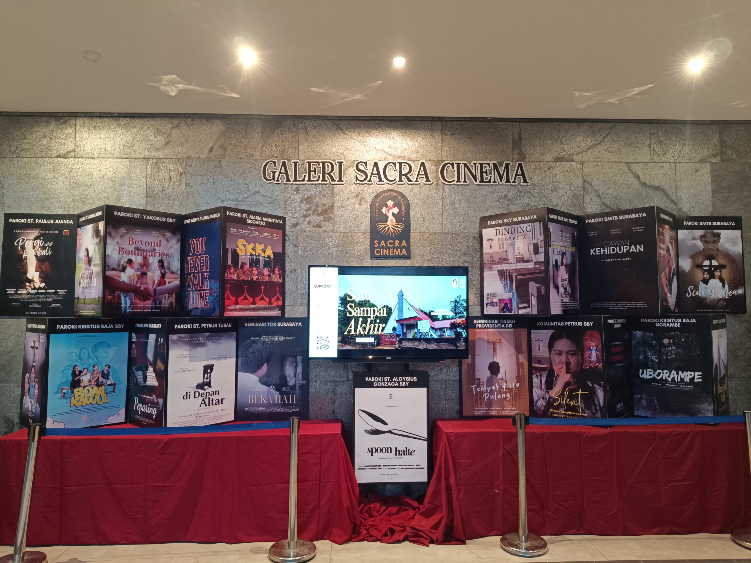 Beberapa poster film yang ditampilkan di Galeri Sacra Cinema, Gereja Katolik Hati Kudus Yesus (HKY) Katedral Surabaya, Sabtu (11/5/2024). Foto: Risky suarasurabaya.net