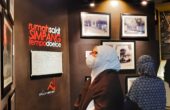 Salah seorang pengunjung nampak memperhatikan koleksi foto Rumah Sakit Simpang tempo doeloe di Museum 10 Nopember 2024, Sabtu (11/5/2024). Foto: Ikke magang suarasurabaya.net