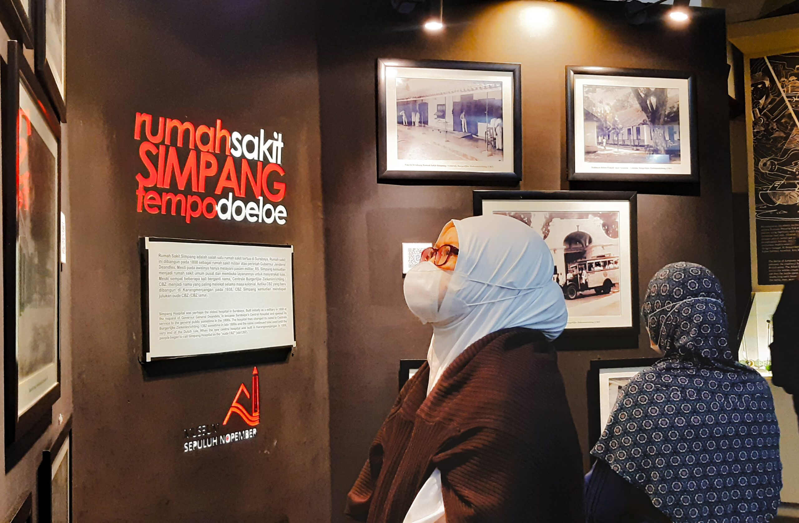 Salah seorang pengunjung nampak memperhatikan koleksi foto Rumah Sakit Simpang tempo doeloe di Museum 10 Nopember 2024, Sabtu (11/5/2024). Foto: Ikke magang suarasurabaya.net