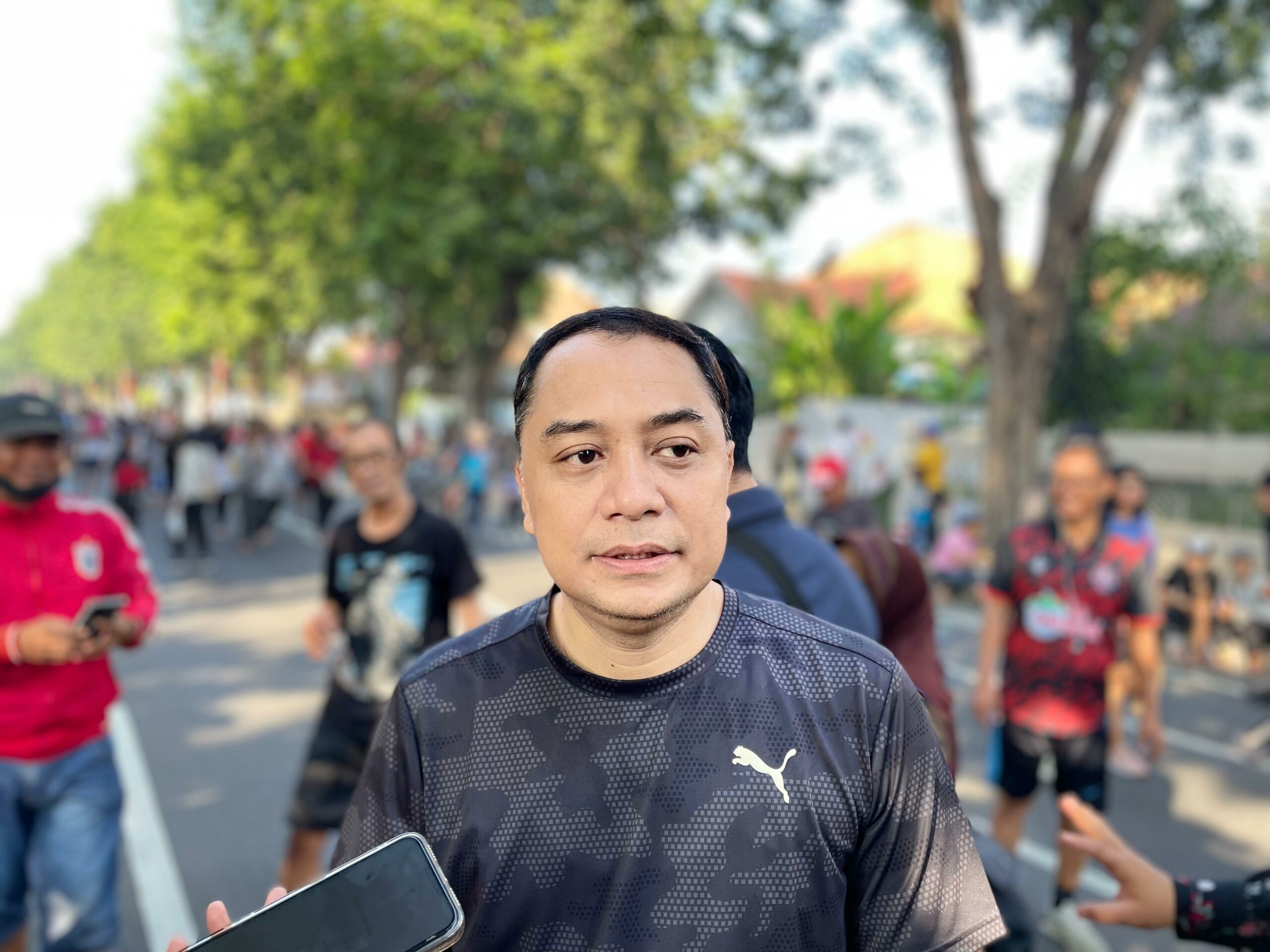 Eri Cahyadi Wali Kota Surabaya saat mengikuti kerja bakti massal di Taman Bungkul Surabaya, Minggu (12/5/2024). Foto: Firman magang suarasurabaya.net