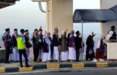 Para jemaah haji kloter 3 melambaikan tangap kepada awak media di Bandara Juanda, Minggu 12/5/2024). foto: Wildan suarasurabaya.net