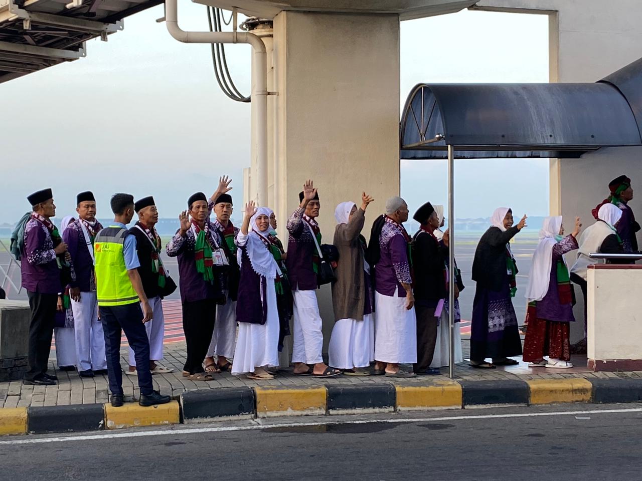 Para jemaah haji kloter 3 melambaikan tangap kepada awak media di Bandara Juanda, Minggu 12/5/2024). foto: Wildan suarasurabaya.net