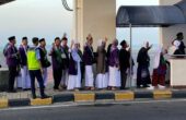 Jemaah haji kloter 3 dari Embarkasi Surabaya menaiki garbarata untuk menjalani layanan fast track di Bandara Juanda, Minggu (12/5/2024) pagi. Foto: Wildan suarasurabaya.net