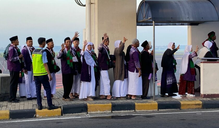 Jemaah haji kloter 3 dari Embarkasi Surabaya menaiki garbarata untuk menjalani layanan fast track di Bandara Juanda, Minggu (12/5/2024) pagi. Foto: Wildan suarasurabaya.net