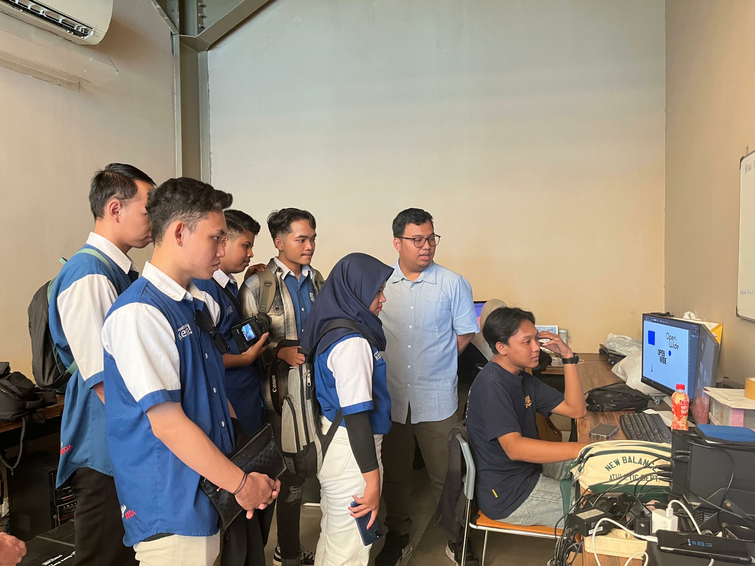 Lembaga Pendidikan dan Pengembangan Profesi Indonesia (LP3I) Sidoarjo saat diajak berkeliling ke tim grafis, Selasa (14/5/2024). Foto: Azwa magang suarasurabaya.net