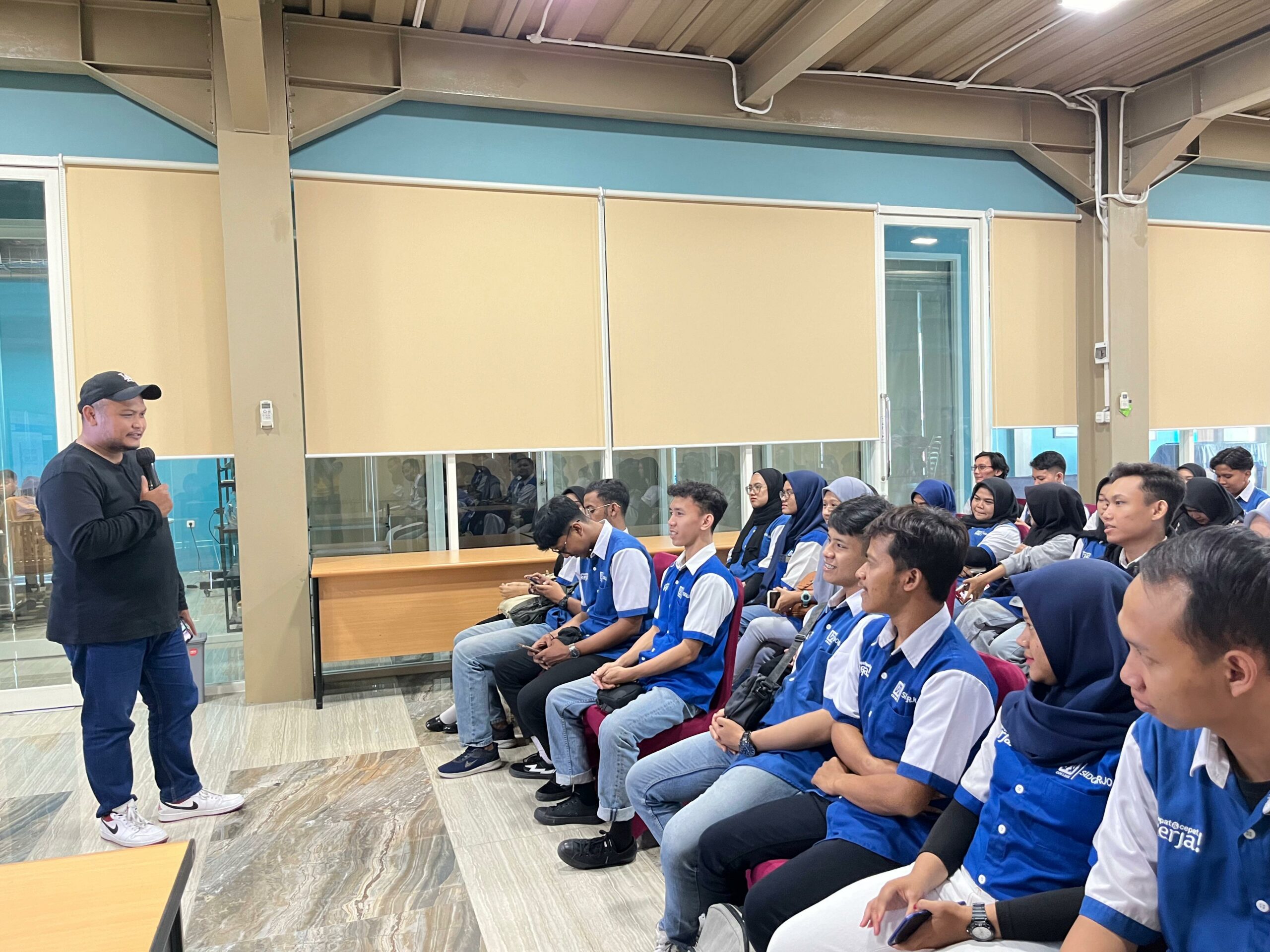 Lembaga Pendidikan dan Pengembangan Profesi Indonesia (LP3I) Sidoarjo diberikan materi seputar public speaking oleh Adit Jufriansyah penyiar Suara Surabaya, Selasa (14/5/2024). Foto: Azwa magang suarasurabaya.net