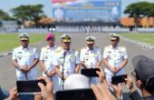 Laksamana Madya (Laksdya) TNI Erwin S. Aldedharma Wakil Kepala Staff Angkatan Laut (Wakasal) saat memberikan keterangan kepada awak media seusai peringatan puncak Hari Pendidikan Angkatan Laut (Hardikal) ke-78 yang digelar di Lapangan Laut Maluku, Bumimoro, Morokrembangan, Surabaya, Selasa (14/5/2024). Foto: Risky suarasurabaya.net