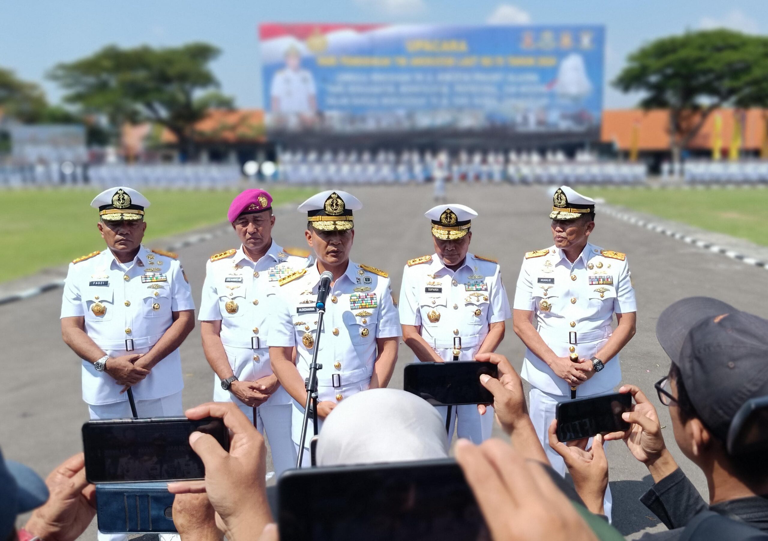 Laksamana Madya (Laksdya) TNI Erwin S. Aldedharma Wakil Kepala Staff Angkatan Laut (Wakasal) saat memberikan keterangan kepada awak media seusai peringatan puncak Hari Pendidikan Angkatan Laut (Hardikal) ke-78 yang digelar di Lapangan Laut Maluku, Bumimoro, Morokrembangan, Surabaya, Selasa (14/5/2024). Foto: Risky suarasurabaya.net