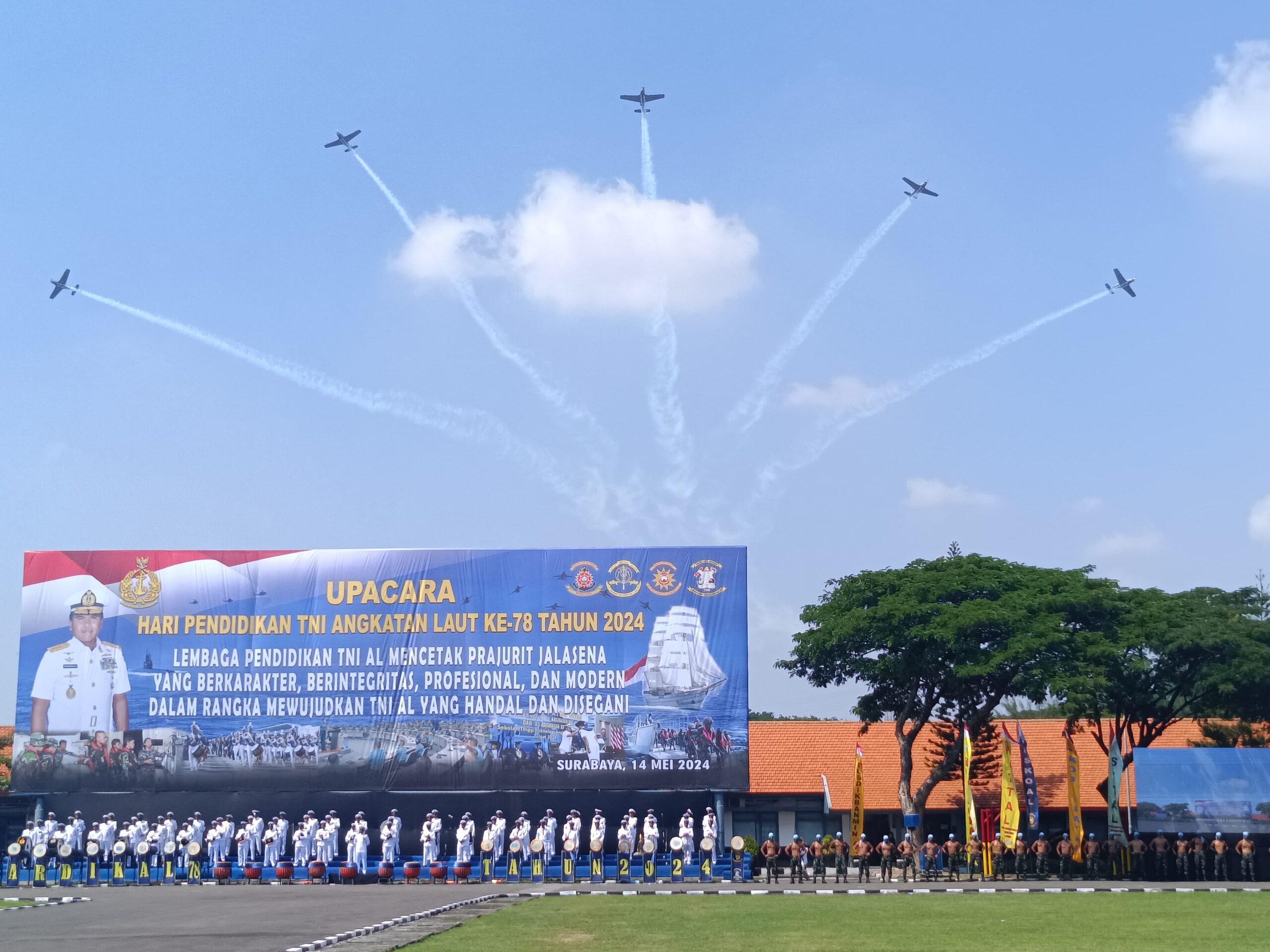 Lima pesawat TNI AL saat melakukan pertunjukan dalam puncak peringatan Hardikal ke-78 di Lapangan Laut Maluku, Bumimoro, Moro krembangan, Surabaya, Selasa (14/5/2024). Foto: Risky suarasurabaya.net