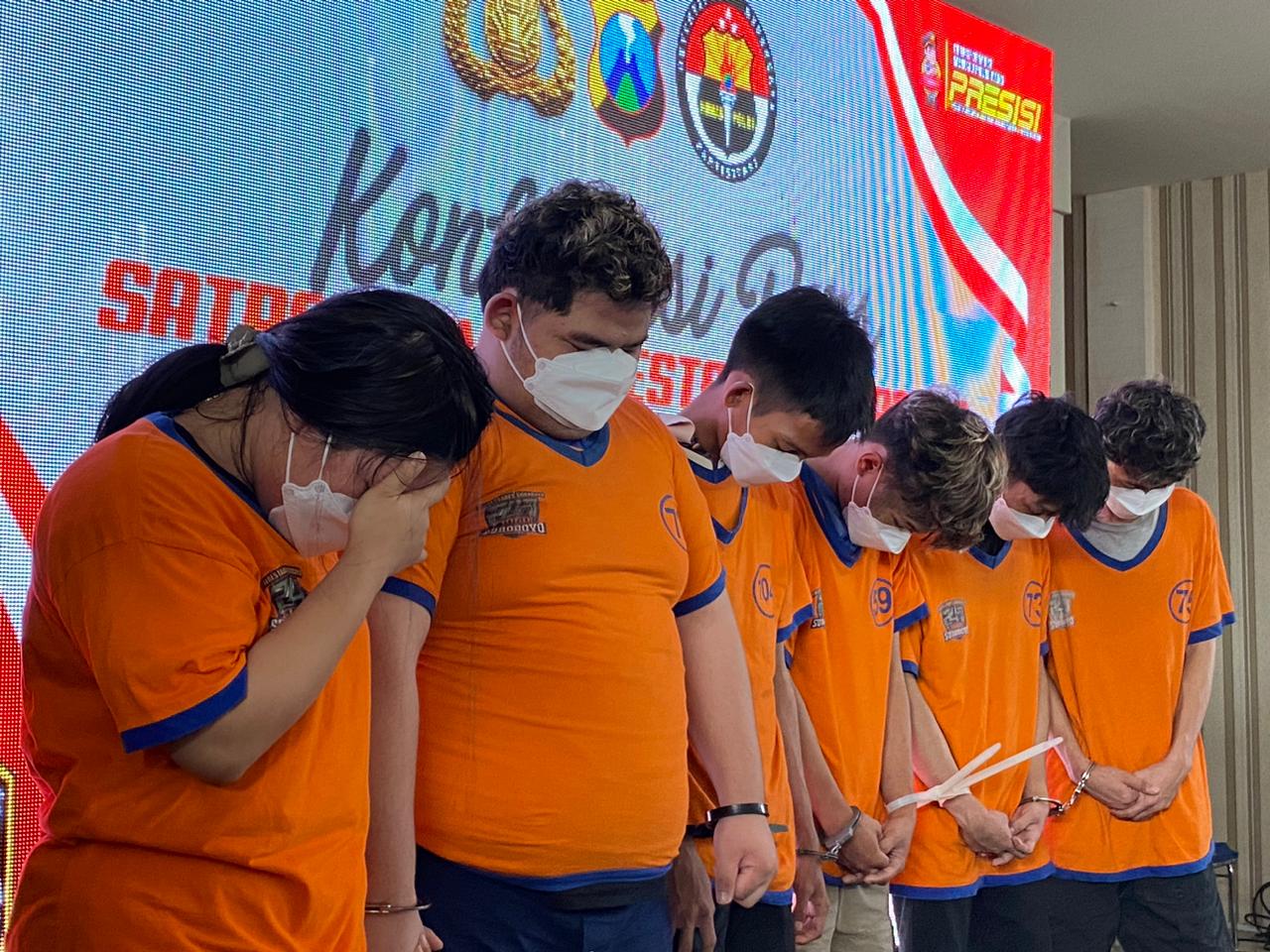 Tersangka YY (24) mucikari (perempuan paling kanan) beserta lima tersangka penjoki menghadiri press conference ungkap kasus prostitusi anak di Mapolrestabes Surabaya, Selasa (14/5/2024). Foto: Wildan suarasurabaya.net