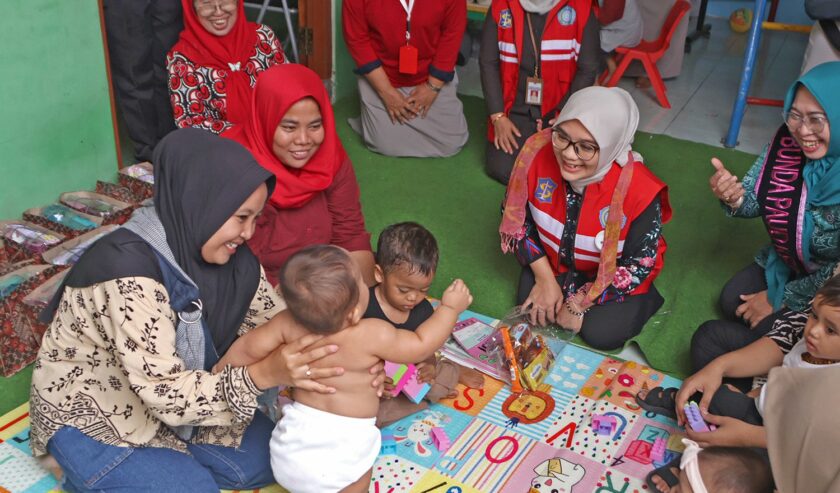 Rini Indriyani Ketua TP PKK Surabaya saat meninjau pelaksanaan SOTH hari ini, Selasa (14/5/2024). Foto: Diskominfo Kota Surabaya
