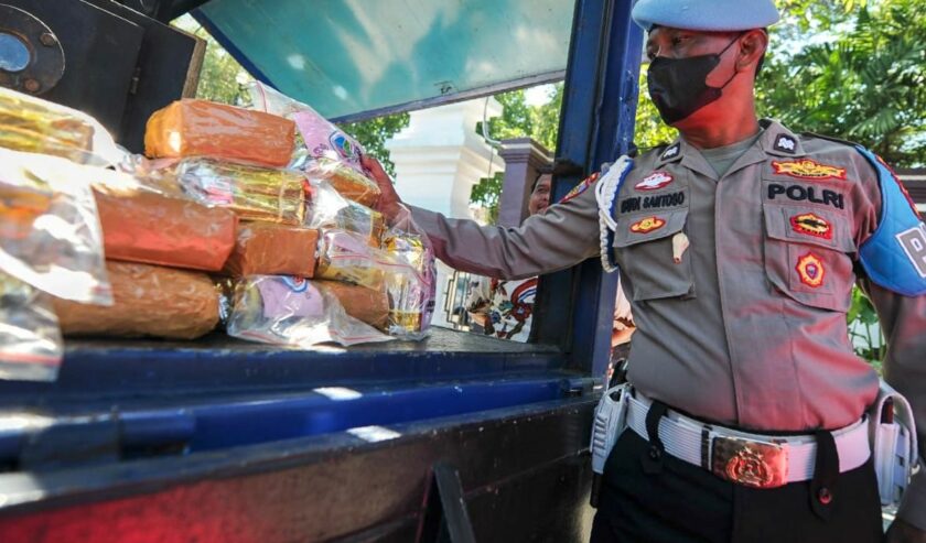 Sejumlah barang bukti narkoba berjejer di mesin incinerator sesaat sebelum dimusnahkan di Polrestabes Surabaya, Jumat (17/5/2024). Foto: Wildan suarasurabaya.net