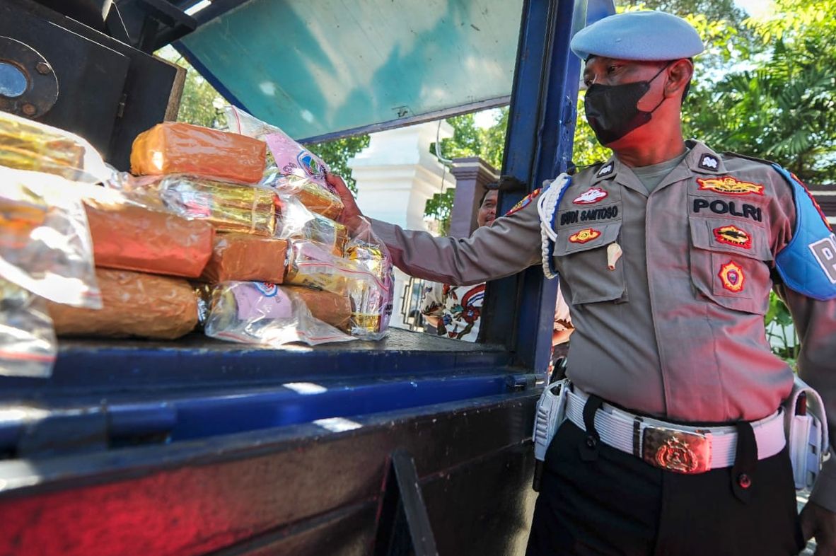 Sejumlah barang bukti narkoba berjejer di mesin incinerator sesaat sebelum dimusnahkan di Polrestabes Surabaya, Jumat (17/5/2024). Foto: Wildan suarasurabaya.net