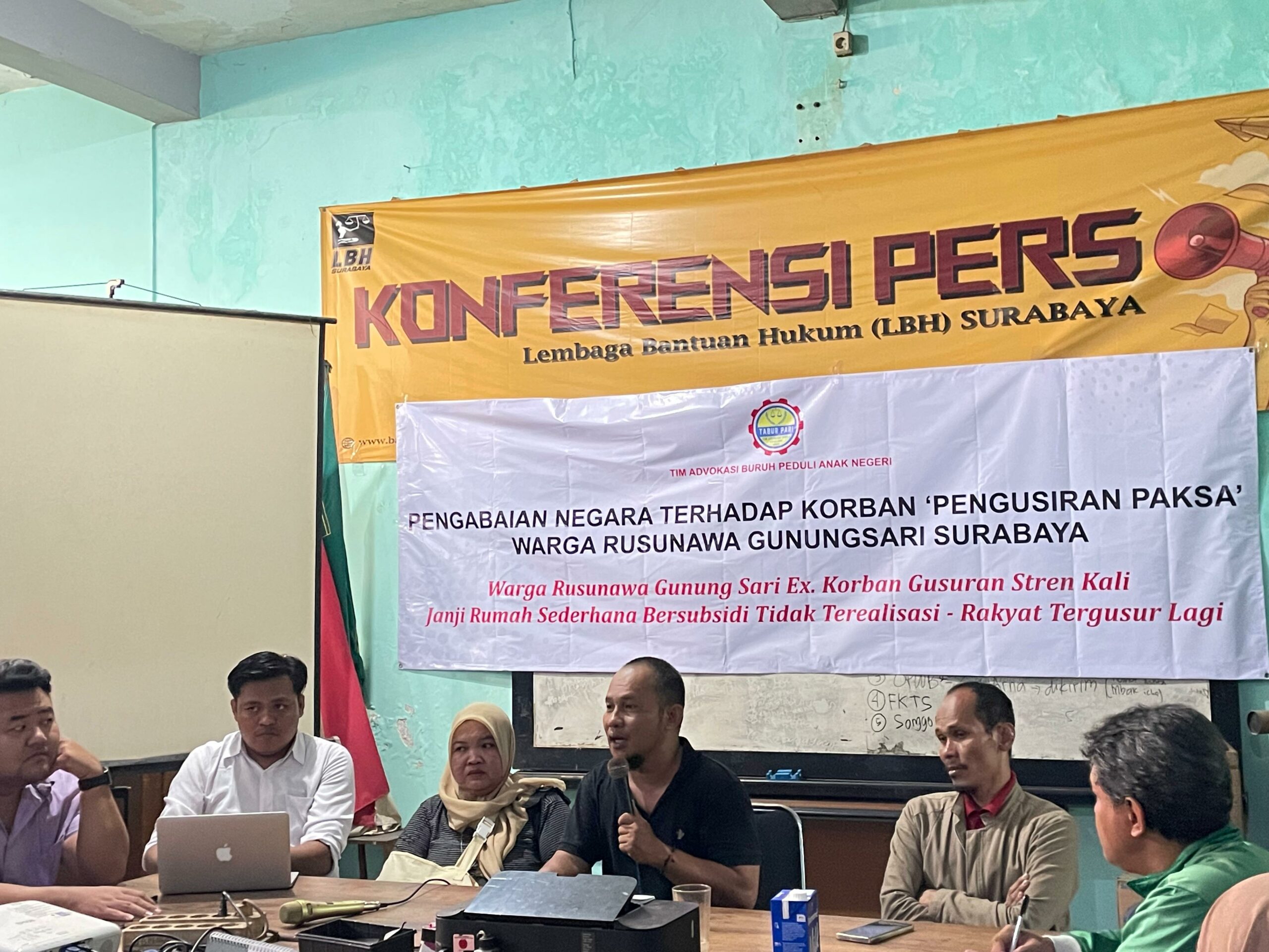 Perwakilan dari Rusunawa Gunungsari saat memberikan pendapat soal penggurusan warga eks Stren Kali Jagir di LBH Surabaya, Jumat (17/5/2024). Foto: Firman magang suarasurabaya.net