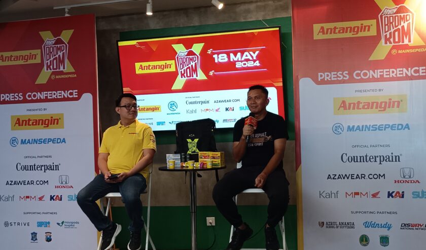 Azrul Ananda (kanan) Founder Mainsepeda saat menjelaskan tentang Bromo KOM X dalam konferensi pers di Lobby Developmental Basketball League (DBL) Surabaya, Jumat (17/5/2024). Foto: Risky suarasurabaya.net