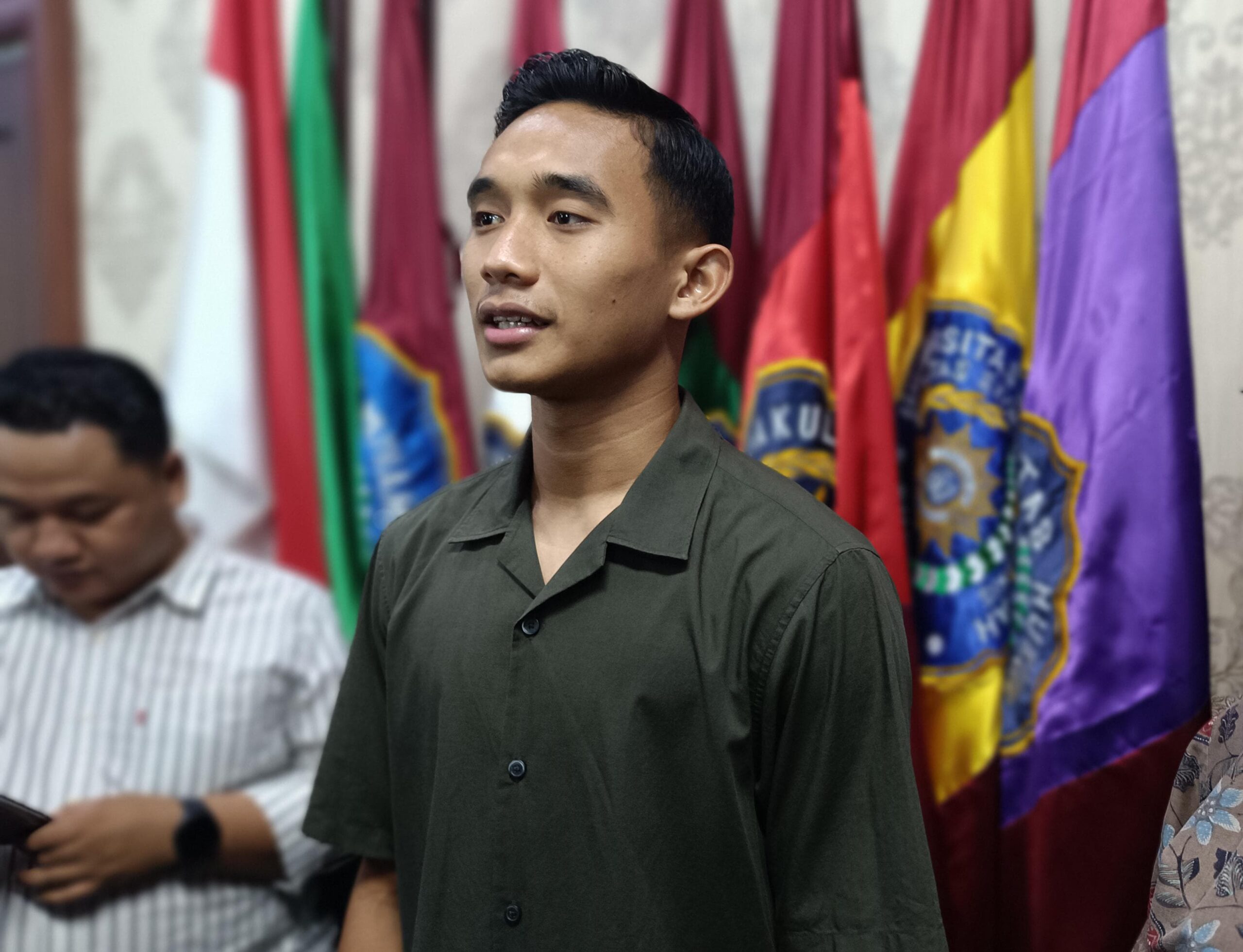 Rizky Ridho bek Timnas Indonesia saat berada di Universitas Muhammadiyah (UM) Surabaya, Jumat (17/5/2024). Foto: Risky suarasurabaya.net