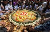 Momen jajaran Pemkot dan DPRD Kota Surabaya nguleg rujak raksasa di Festival Rujak Uleg, Minggu (19/5/2024). Foto: Meilita suarasurabaya.net