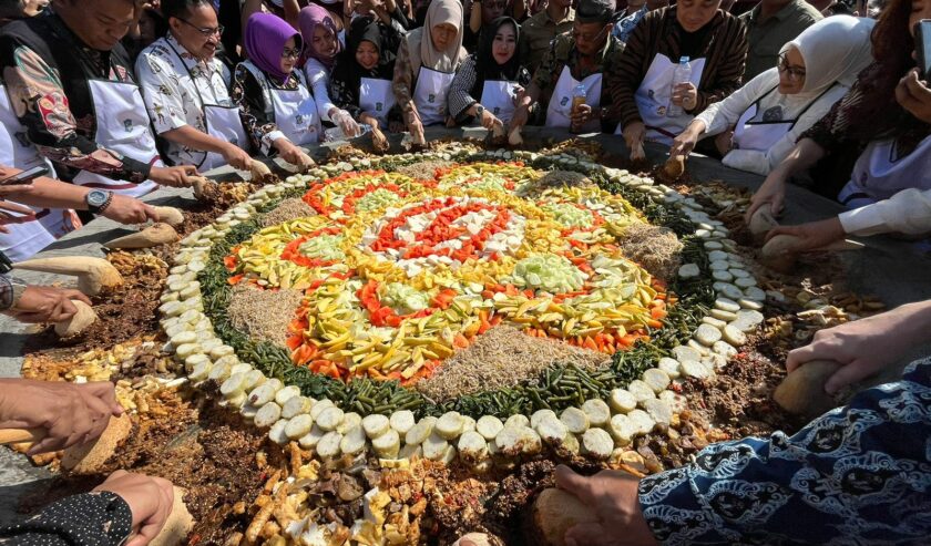 Momen jajaran Pemkot dan DPRD Kota Surabaya nguleg rujak raksasa di Festival Rujak Uleg, Minggu (19/5/2024). Foto: Meilita suarasurabaya.net