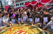 Eri Cahyadi bersama Armuji dan para Kadis menguleg rujak dalam gelaran Festival Rujak Uleg 2024, di Taman Surya Balai Kota Surabaya, Minggu (19/5/2024). Foto: Ikke magang suarasurabaya.net