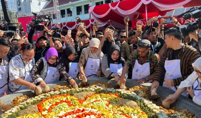 Eri Cahyadi bersama Armuji dan para Kadis menguleg rujak dalam gelaran Festival Rujak Uleg 2024, di Taman Surya Balai Kota Surabaya, Minggu (19/5/2024). Foto: Ikke magang suarasurabaya.net